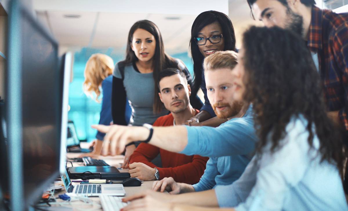 Team rond een computerscherm